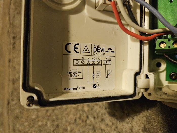 Elektrisk anordning, märkningsetikett, ledningar, kopplingsschema, CE-märkt, "devireg 610", vit plast, teknisk utrustning.