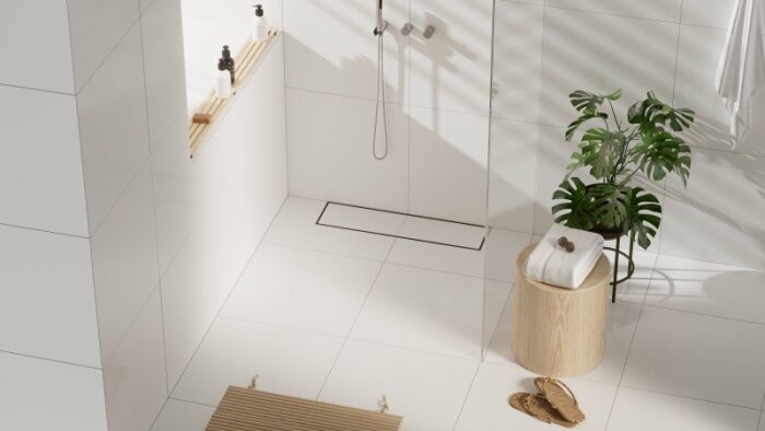 Modernt badrum, duschkabin, vita kakelväggar, trädetaljer, gröna växter, dagsljus, minimalistisk design.