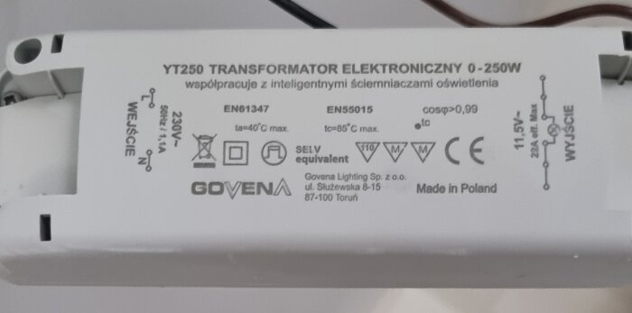 Elektronisk transformator, Govena, Made in Poland, 0-250W, kompatibel med intelligent dimmer, tekniska märkningar, vit bakgrund.