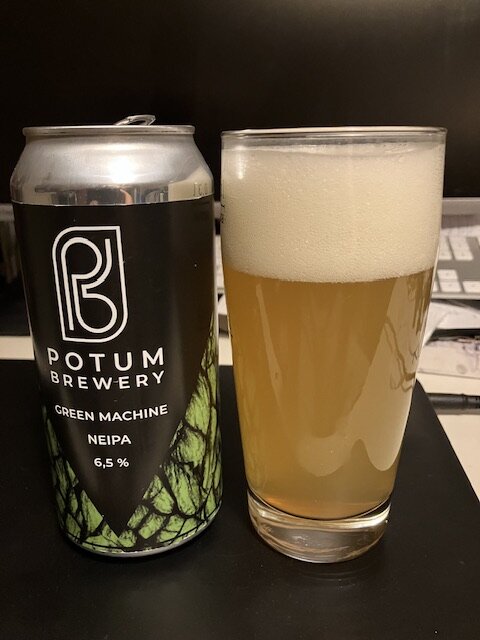 Ölburk från POTUM Brewery bredvid glas med skummande öl. "Green Machine NEIPA, 6,5%".