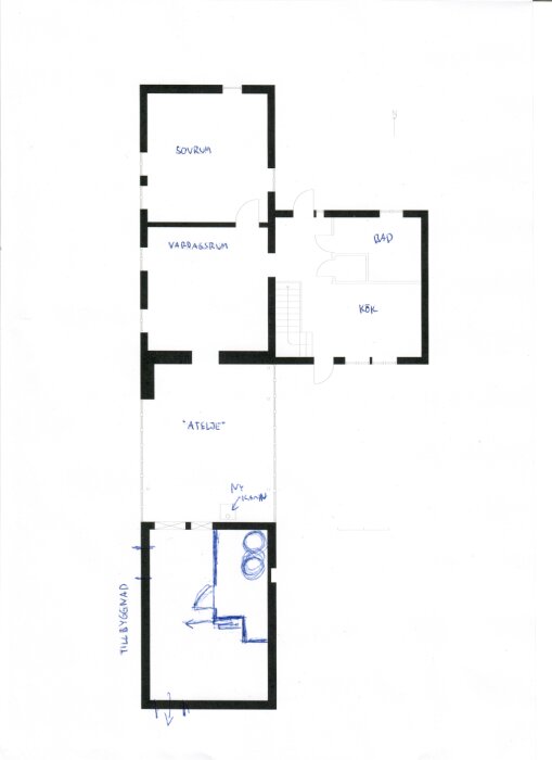 Planritning av bostad med sovrum, vardagsrum, bad, kök och tillbyggnad markerad. Enkel, handritad skiss.