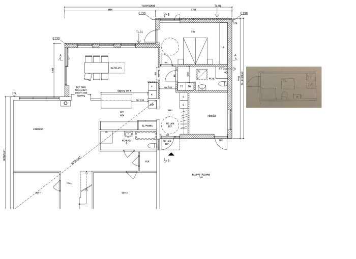 Arkitektritning av en lägenhet med möblering, måttangivelser, rum och dörröppningar.