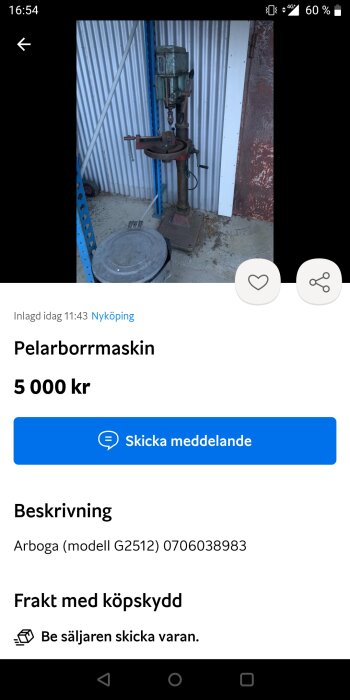 En pelarborrmaskin av märket Arboga modell G2512 säljes för 5000 kronor, placerad i ett verkstadsutrymme.