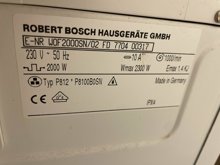 Typskylt på Robert Bosch hushållsapparat. Specifikationer: Effekt, spänning, varvtal, energi, tillverkningsursprung.