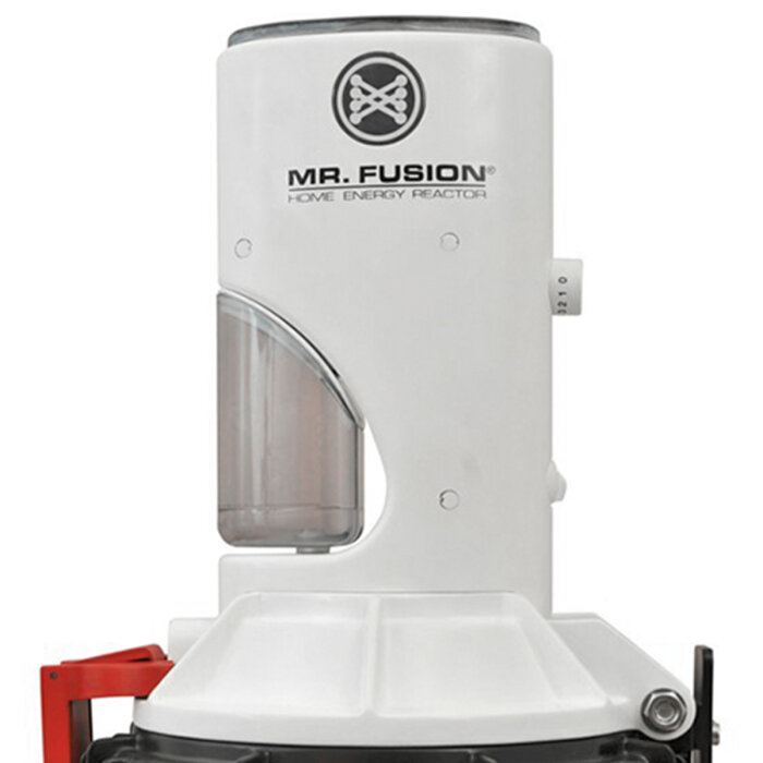 Vit och grå "Mr. Fusion" hem energireaktor-modell med genomskinlig behållare och logotyp.