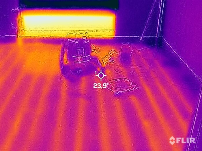 Termisk bild visar värmeutstrålning, objekt i rum, temperaturmätning på 23,9°C, FLIR-logotyp nere till höger.