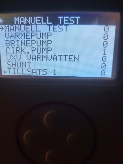 Digital display med menyalternativ på svenska, möjligtvis för värmepumpsinställningar, med föråldrat gränssnitt, delvis skymd av knappsats.