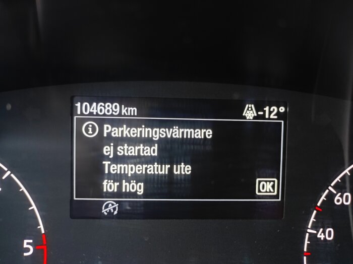 Bild på bilinstrumentbräda, visar varning för ogillig parkeringsvärmare och utomhustemperatur, med -12 grader Celsius.