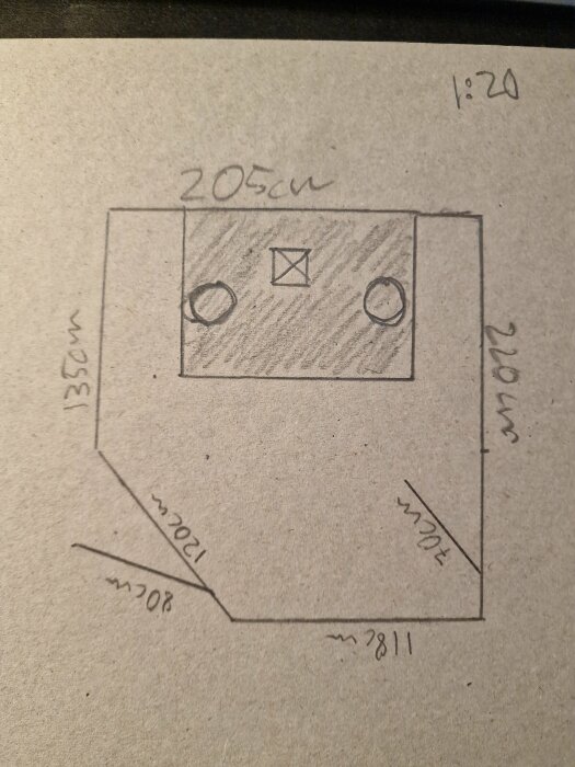 Handritad skiss över planlösning, möjligtvis möbeldesign, skala 1:20, inkluderar dimensioner.