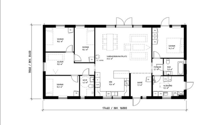 Planritning av en lägenhet med rum, kök, badrum och möblemangsskiss.