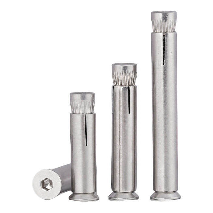 Tre metalanker af forskellige længder til brug i byggeprojekter, set fra siden mod en hvid baggrund.