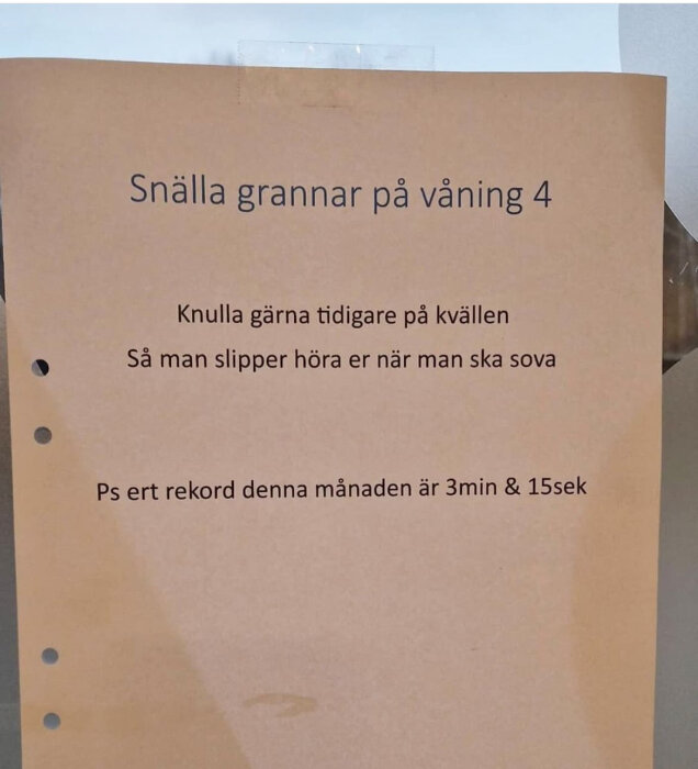 Informellt klagomål till grannar om oljud, vädjan om tidigare aktivitet, kryddat med en gnutta humor.