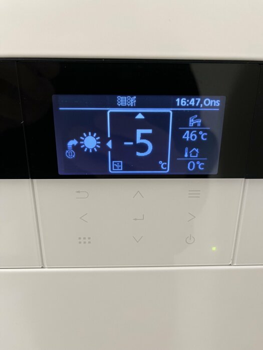 Digital display visar temperatur och tid, användarinterface för möjligen en vit apparat.