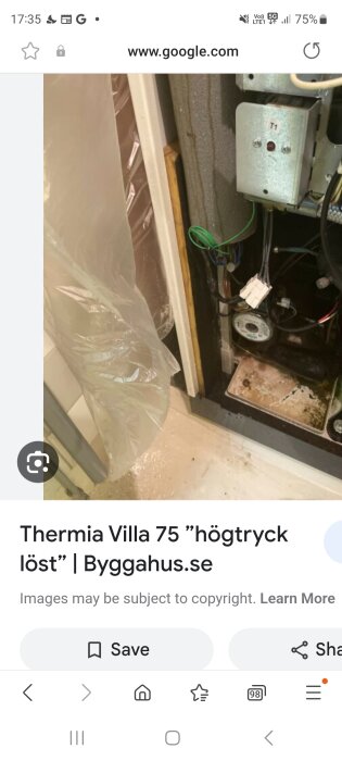 Värmepump med plast, teknisk utrustning, rör, oordning, inomhusmiljö.