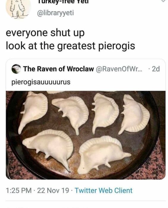 Ett stekpanna med pierogi formade som dinosaurier, del av en humoristisk konversation på Twitter.