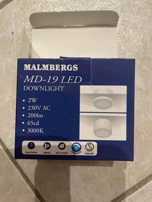 En förpackning för Malmbergs MD-19 LED downlight, vit, dimbar, 230V, 2W, 200lm, 65cd, 3000K.