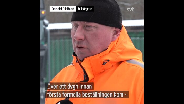 Man i orange jacka och svart mössa intervjuas av SVT, snöigt bakgrund, textning pågår.