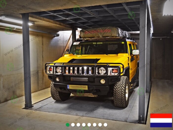 Gul Hummer parkerad i garage med pelare, takräcke, betongväggar och matt ljusbelysning.
