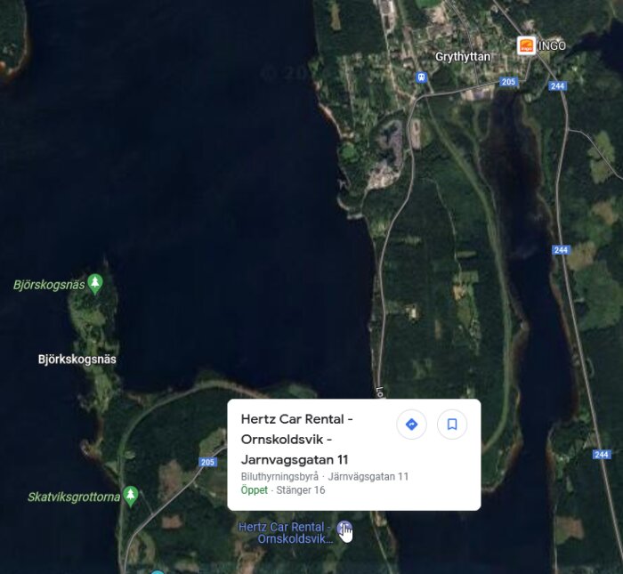 Satellitbild över en sjö, skog, vägar, ortsnamn och en biluthyrningsmarkör i Sverige.