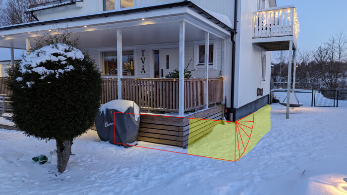 Tvåvåningshus med snötäckt tradgård och veranda, trädbeskärningslinjer markerade i rött och gult.