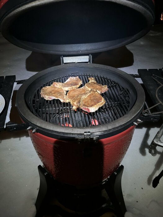 Kött grillat på kolgrill utomhus på vintern.