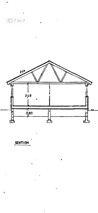 Ritning av en byggnadssektion med mått och taklutning på 27 grader.