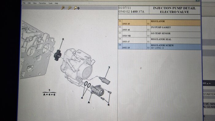 Datorskärm som visar en sprängskiss av en insprutningspumpsdetalj med elektroventil och en detaljerad delslista.