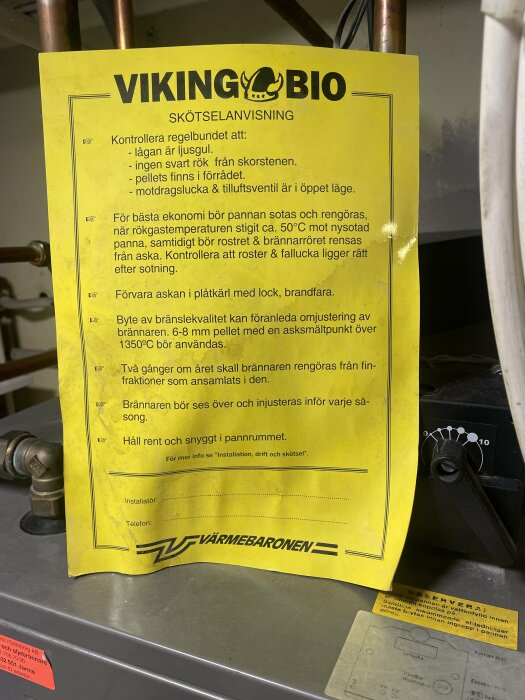 Gul skötselanvisning för VIKING BIO på apparat, underhållsrekommendationer, industriell omgivning, varningsikoner, kontrollpanel.