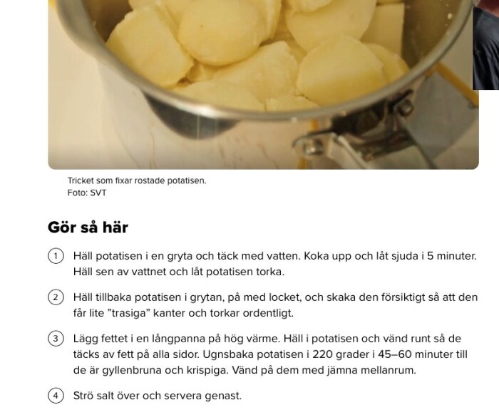 Skalad potatis i gryta, instruktioner för rostning. Foto med text på svenska, matlagningsguide, enkelt, recept.