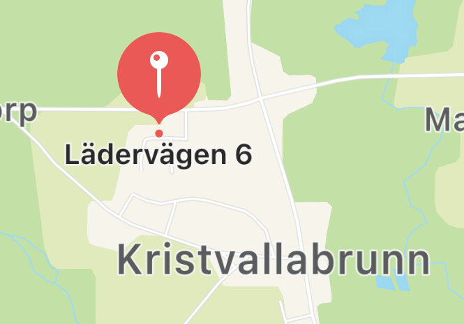 Kartutsnitt med röd markör vid Lädervägen 6 nära ortnamnet Kristvallabrunn.