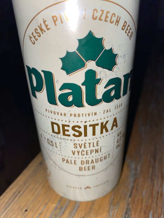 En ölburk, Platan Tjeckisk öl, ljus lager, på en träyta.