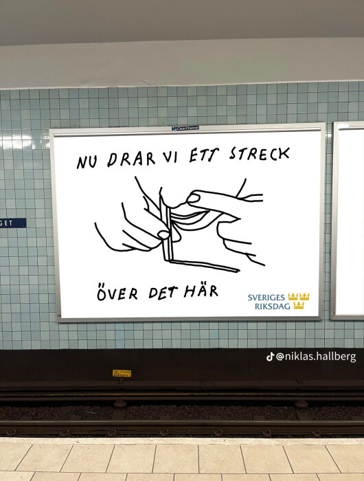 Reklamtavla på tunnelbanestation med illustration och text: "Nu drar vi ett streck över det här - Sveriges riksdag".