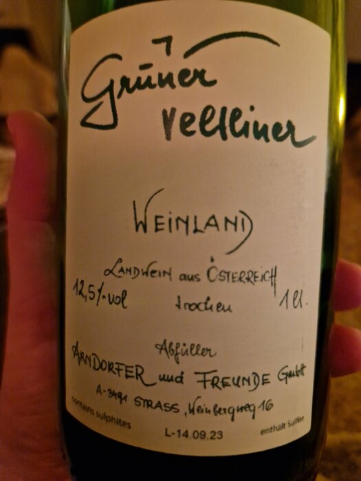 En flaska vin med etikett - "Grüner Veltliner", österrikiskt landvin, 12,5% alkohol.