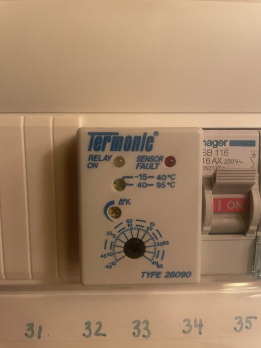 Termostatkontrollpanel med temperaturinställning, indikatorlampor för relay och sensorfel, och säkringsbrytare.