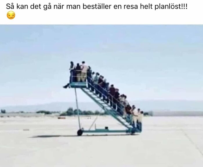 Flygplanstrappa full med människor, ingenstans att gå, öppet fält, humoristisk text, verkar vara ett missförstånd.