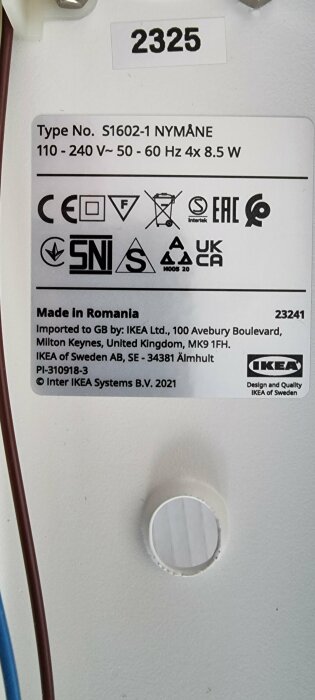 Produktetikett med specifikationer, säkerhetsmärkningar, tillverkad i Rumänien, importerad av IKEA Storbritannien.