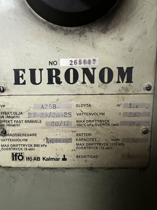 Etikett på industriell enhet med tekniska specifikationer och logotypen "EURONOM", skadad och smutsig.