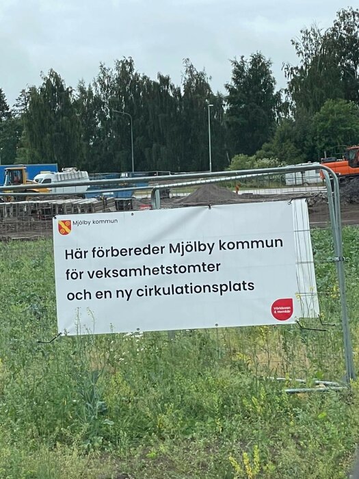 Anslag om utveckling i Mjölby kommun; markarbeten för verksamhetstomter och cirkulationsplats syns i bakgrunden.