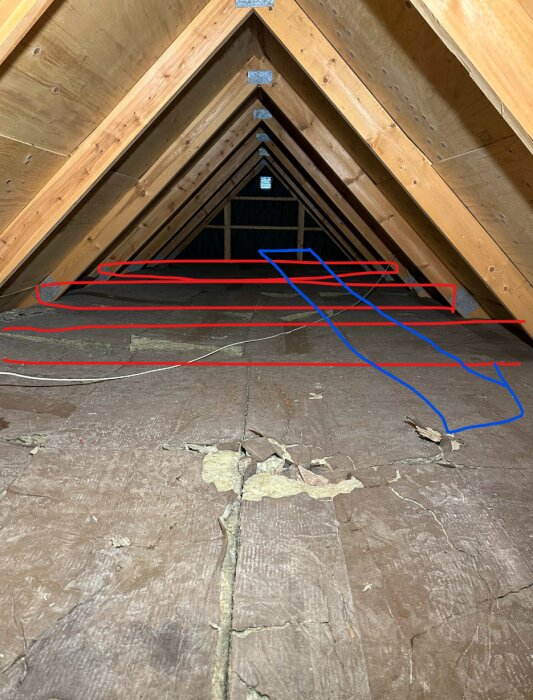 Träkonstruktion i vind med isolering, kablar och triangelmönster, gammalt slitet golv, mörk bakgrund.