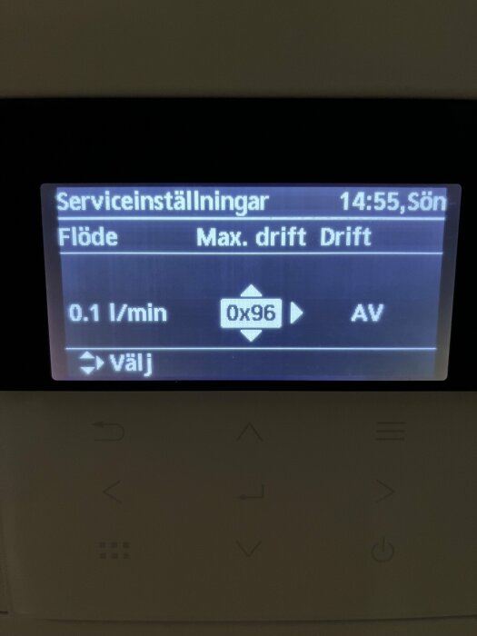 Digital display med svenska menyalternativ, justering av flöde, knappar nedanför, inomhusbelysning, tidsangivelse.