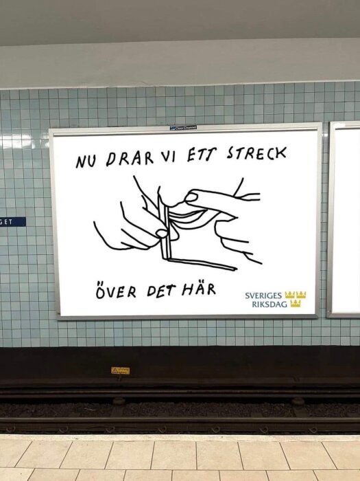 Affisch i tunnelbanestation med text "Nu drar vi ett streck över det här" och handritad bild, slogan av Riksdagen.