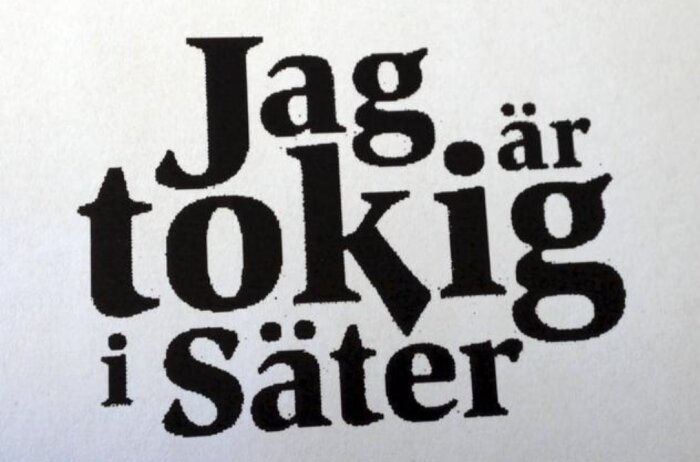 Svart text på vitt papper, "Jag är tokig i Säter", stiliserad font.