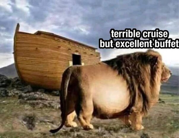 Stor lejonfigur framför en ark med texten "terrible cruise but excellent buffet". Humoristiskt fotomontage.