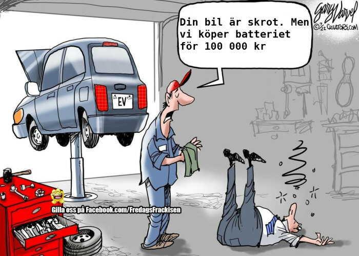 Seriebild: Mekaniker erbjuder köpa batteri från "skrot" elbil, personen chockad över pris. Humoristiskt scenario.