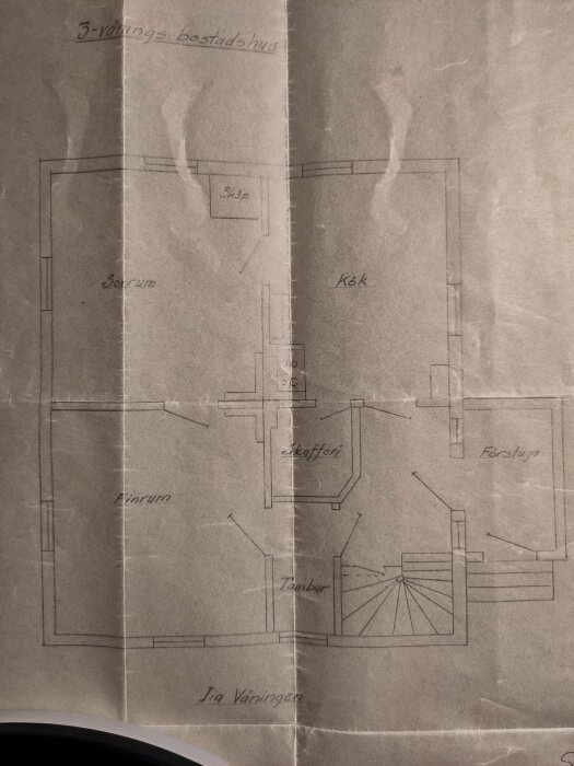 Ritning över två våningar i äldre hus. Märkt "kök", "sovrum", "sal", "tambur". Används för arkitektur eller renovering.