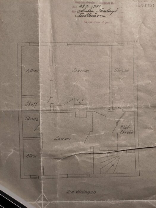 Äldre ritning av byggnadsplan, märkt "sovrum", "alkov", "skrubb", daterad 29.5.1951, krackelerat och veckat papper.