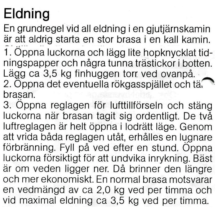 Svensk text om instruktioner för korrekt eldning i en gjutjärnskamin, betonar små bränder och effektiv vedanvändning.