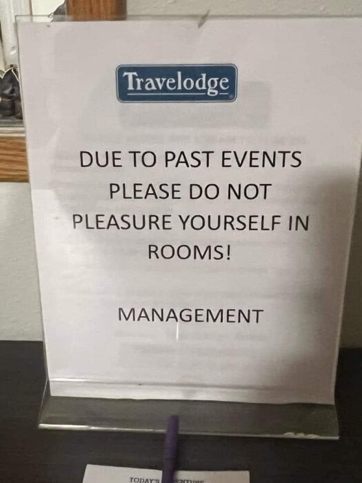 Skylt med varning från Travelodge management ber besökare ej utföra sexuella akter ensamma i rum.