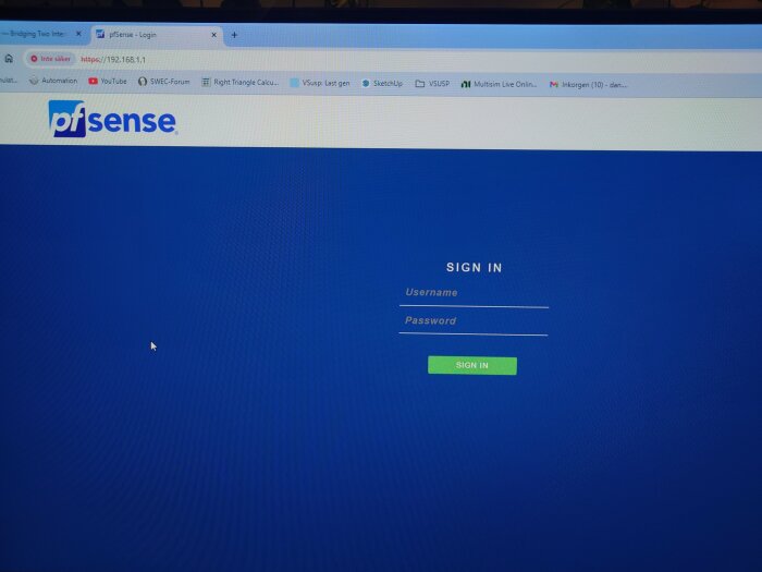 Inloggningskärm för pfSense, lokalt IP, anmälningsfält för användarnamn och lösenord, webbläsarflikar ovanför.