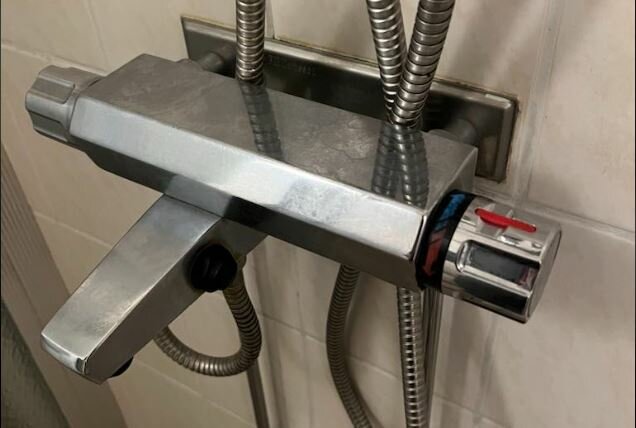 Modern duschblandare i silver, med röda och blå markeringar för varmt och kallt vatten.